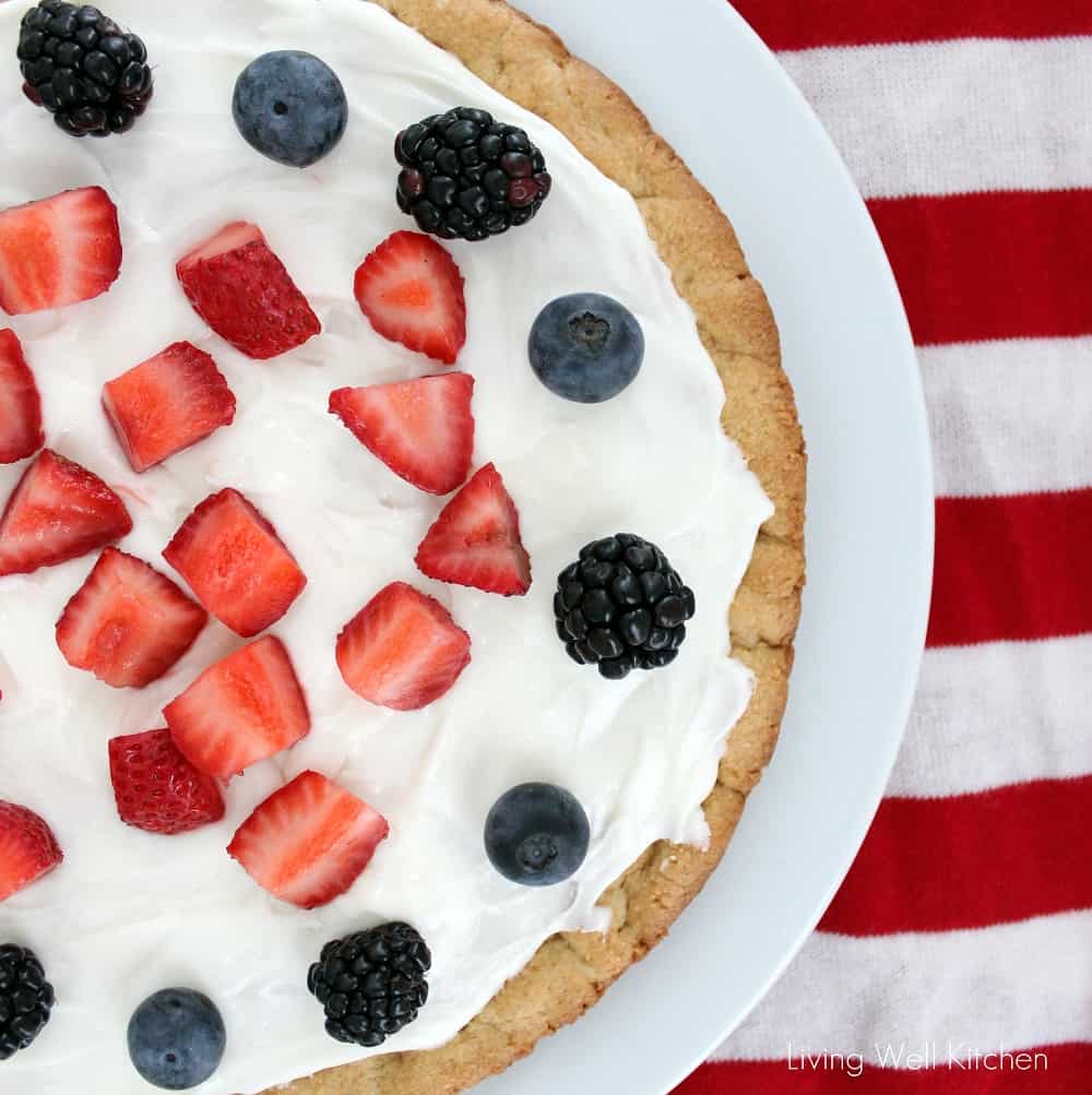 What better way to celebrate the 4th than with a large sugar cookie, covered in icing, and topped with fruit? Patriotic Fruit and Sugar Cookie Pizza from @memeinge