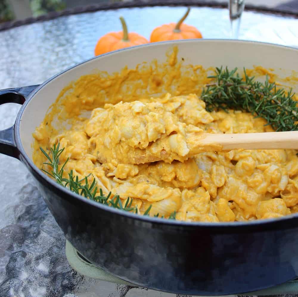 Mac & cheese made with gruyere, cheddar, and pumpkin. Perfect recipe to celebrate this glorious fall weather that even non-pumpkin fans will enjoy. Pumpkin Macaroni and Cheese from @memeinge