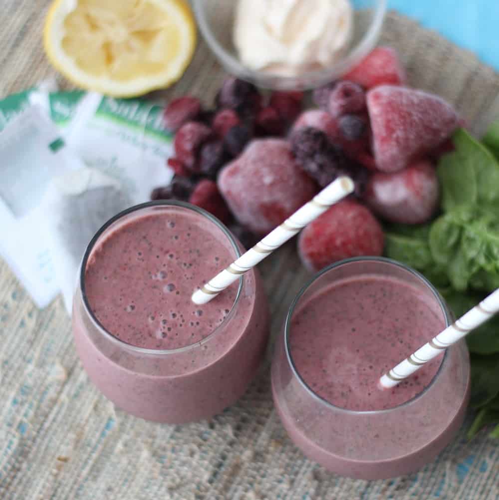 This Berry White Tea Smoothie from Living Well Kitchen makes breakfast a breeze and keeps you full all morning! It's packed with protein, fiber, antioxidants, and a little caffeine. from @memeinge