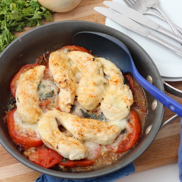 This easy and delicious dish is the perfect weeknight meal: full of veggies and lean protein, cooked in one pan, and ready in about 40 minutes ~ Mozzarella Chicken and Tomatoes from Living Well Kitchen @memeinge