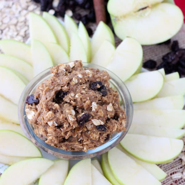 This Oatmeal Raisin cookie dough dip from Living Well Kitchen is the perfect afternoon snack, using the natural sweetness of California raisins. @memeinge