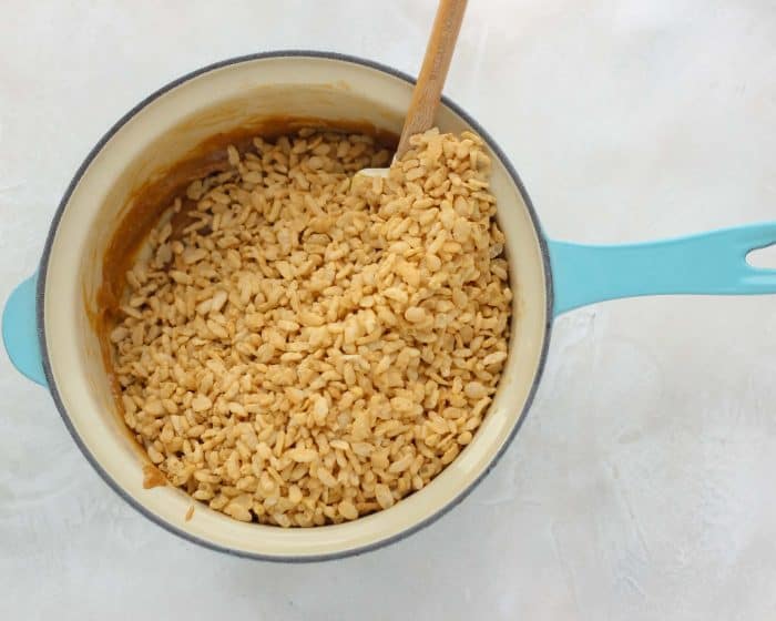 rice crisp cereal in blue saucepan